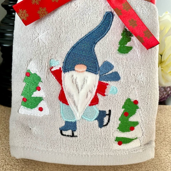 New Set of 2 GNOME CHRISTMAS TREES Bathroom Hand Towels - Picture 4 of 9